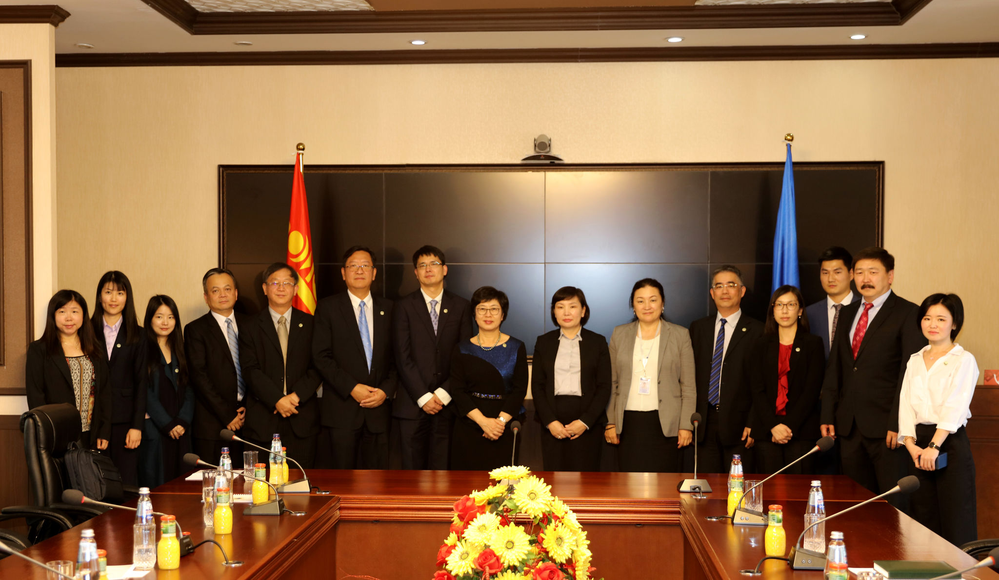 УЛСЫН ЕРӨНХИЙ ПРОКУРОРЫН ОРЛОГЧ С.АЛИМАНЦЭЦЭГ БНХАУ-ЫН ЗАСАГ ЗАХИРГААНЫ ОНЦГОЙ БҮС МАКАОГИЙН ТӨЛӨӨЛӨГЧДИЙГ ХҮЛЭЭН АВЧ УУЛЗЛАА